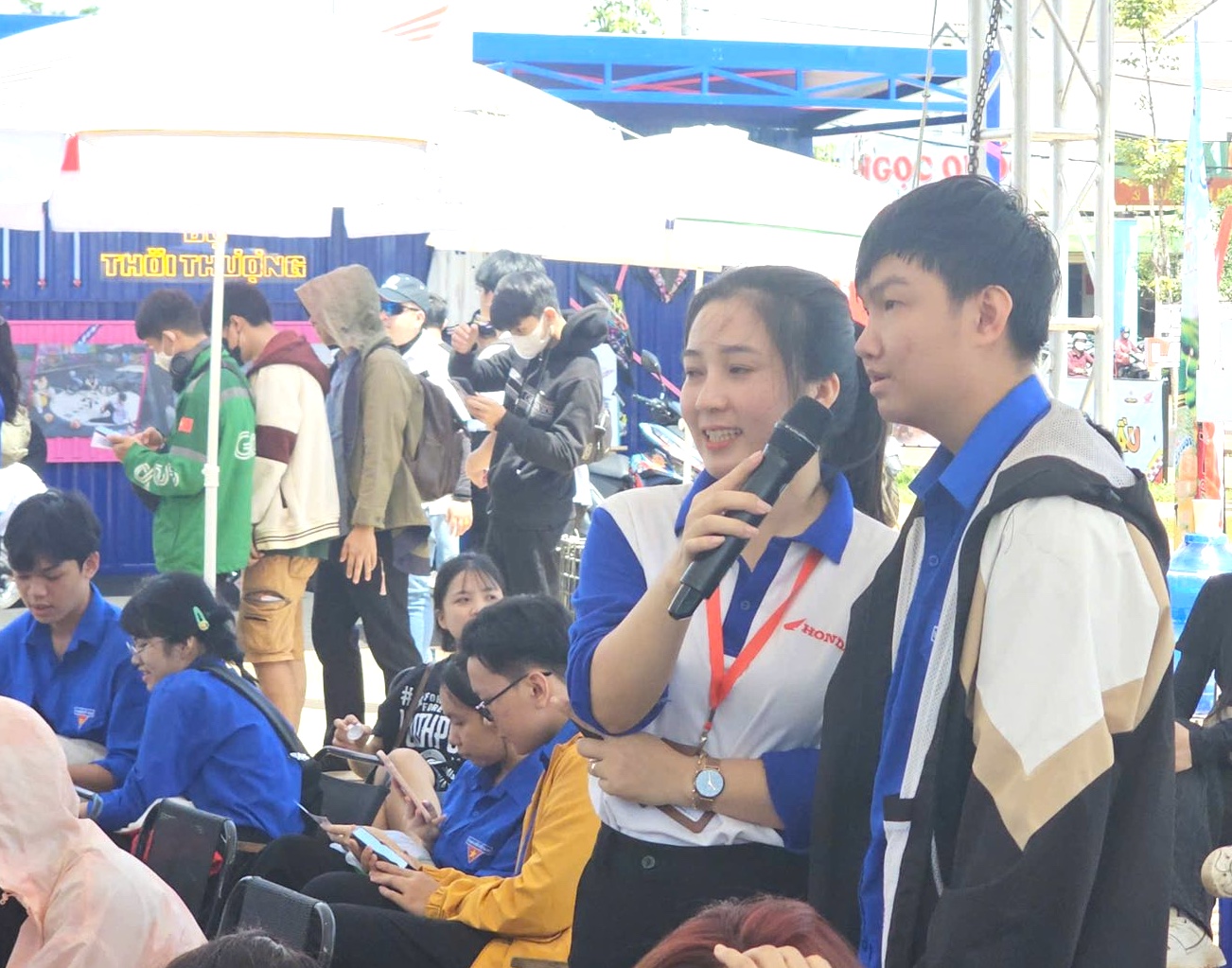 Đoàn viên, thanh niên tham gia giao lưu, trả lời các câu hỏi tìm hiểu kiến thức về Luật Trật tự, An toàn Giao thông đường bộ